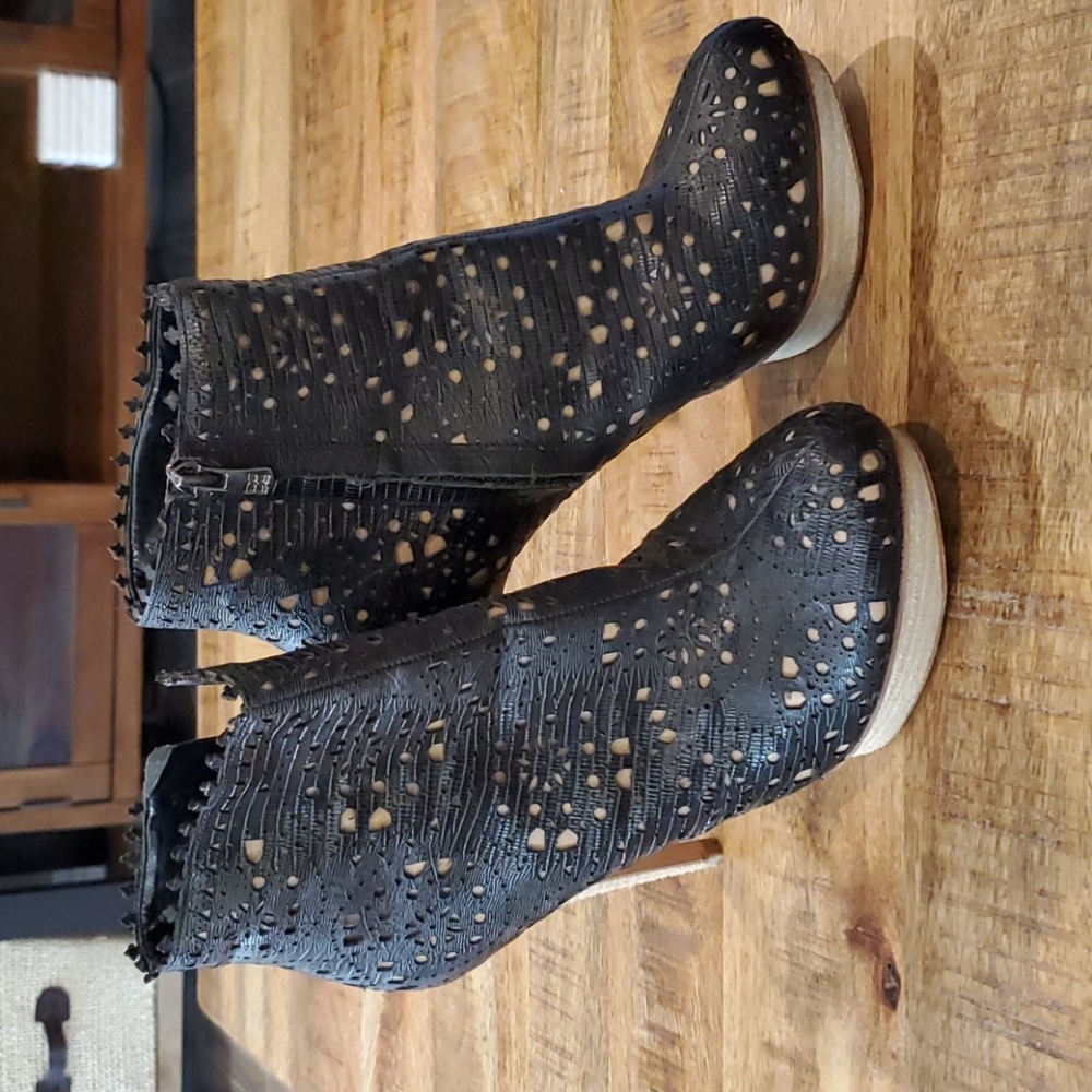 Shoes - Picture 5 of 7